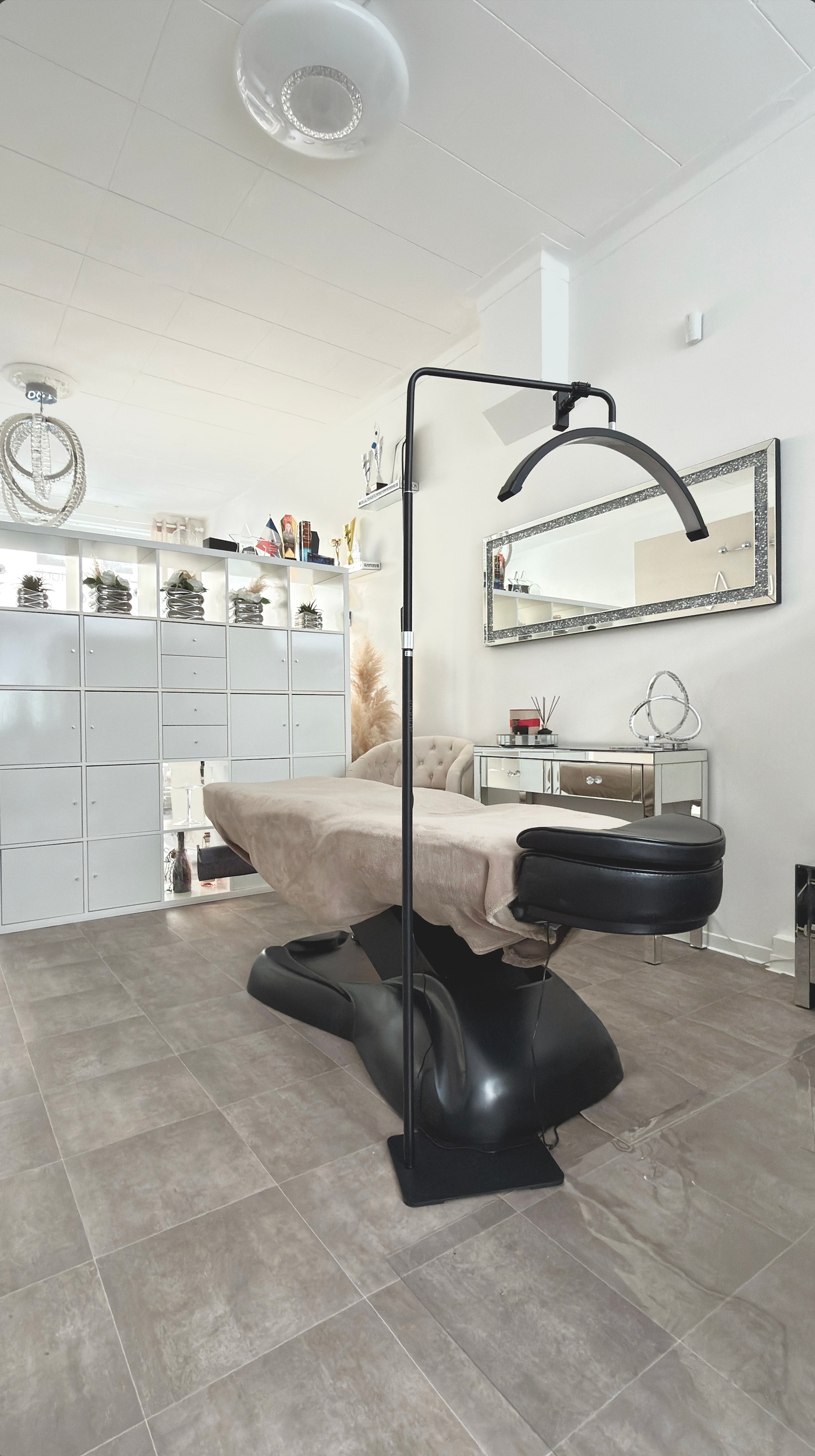 Professionelle PMU Behandlungsstation im Studio