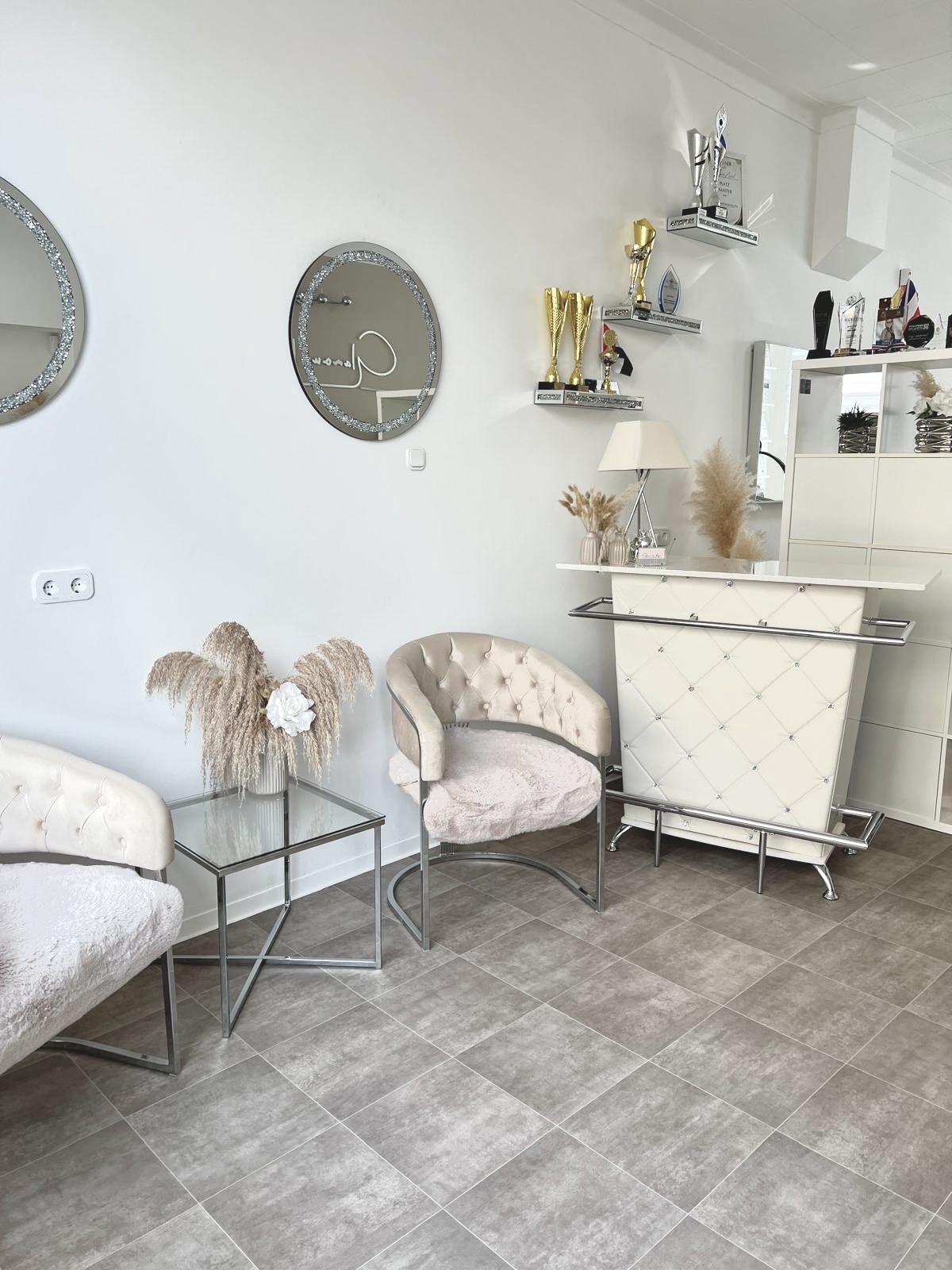Wartebereich mit internationalen Auszeichnungen - Permanent Make-Up Studio Bochum