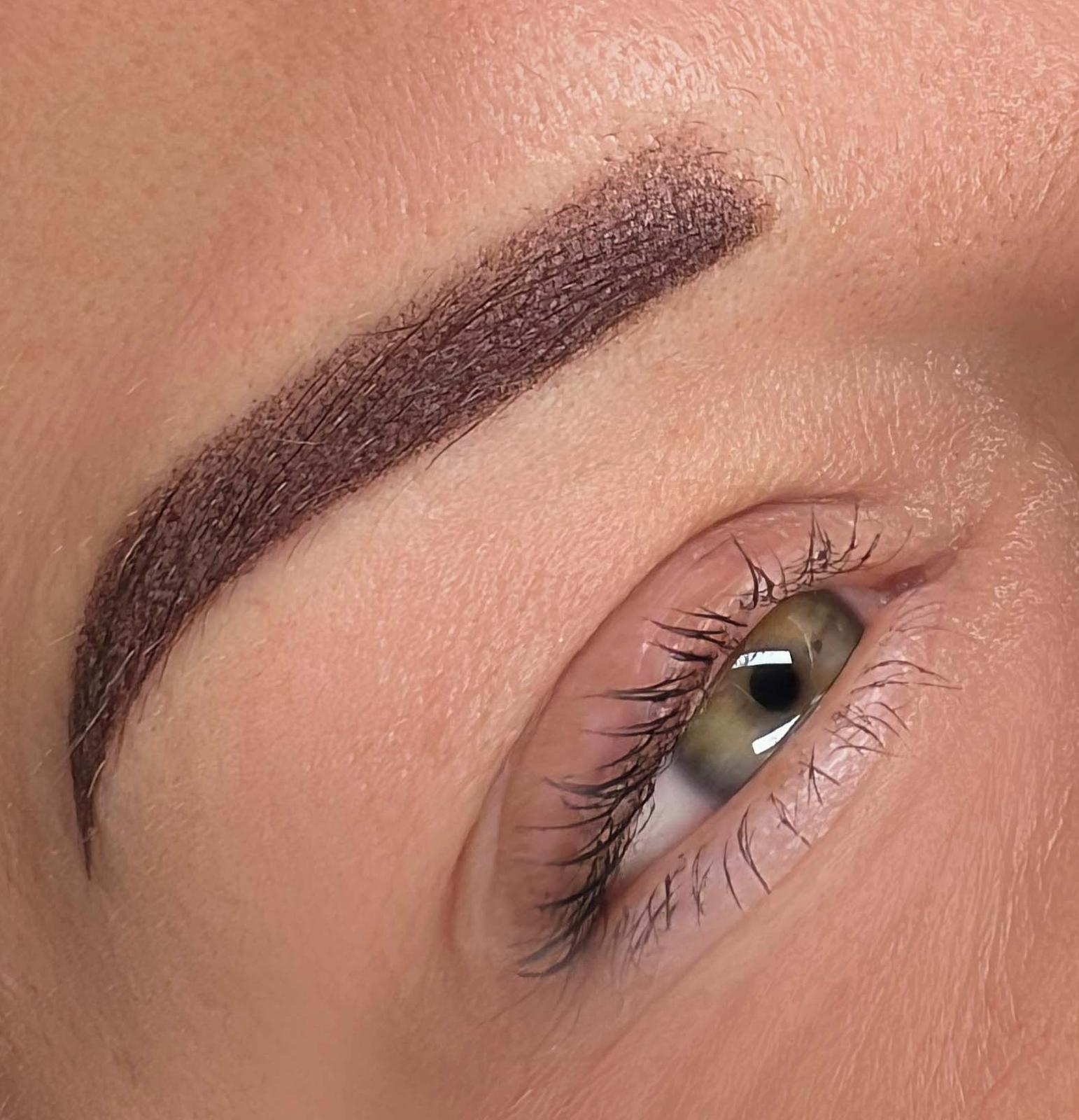 Natürliche Powder Brows