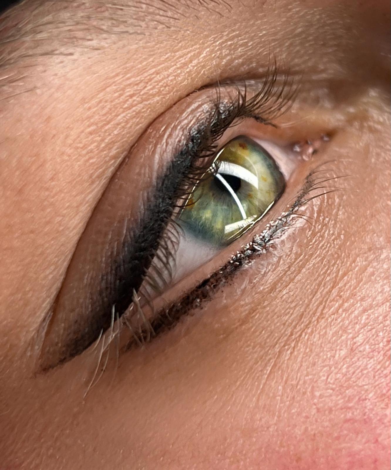 Eyeliner und Wimpernverdichtung